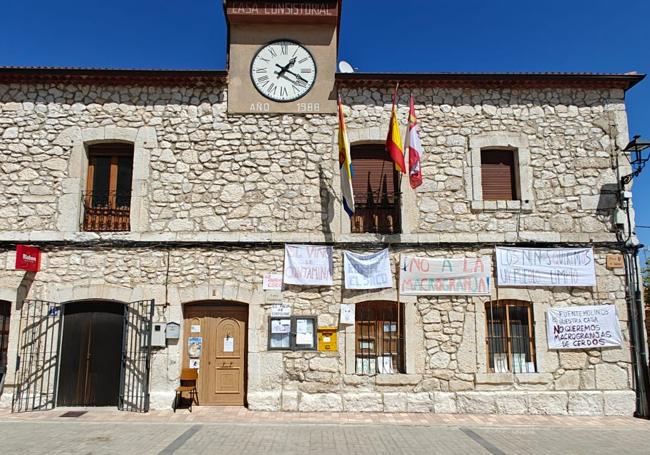 Pancartas contra la macrogranja en Fuentemolinos, Burgos.