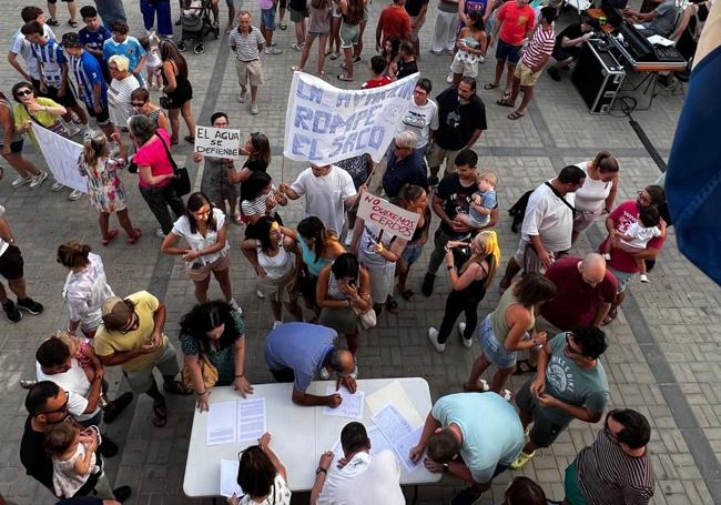 Recogida de firmas contra la macrogranja de Fuentemolinos.