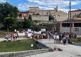 Manifestación en contra de la macrogranja en Fuentemolinos, Burgos