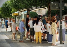 Un grupo de gente se refugia en Burgos del calor a la sombra de los árboles.