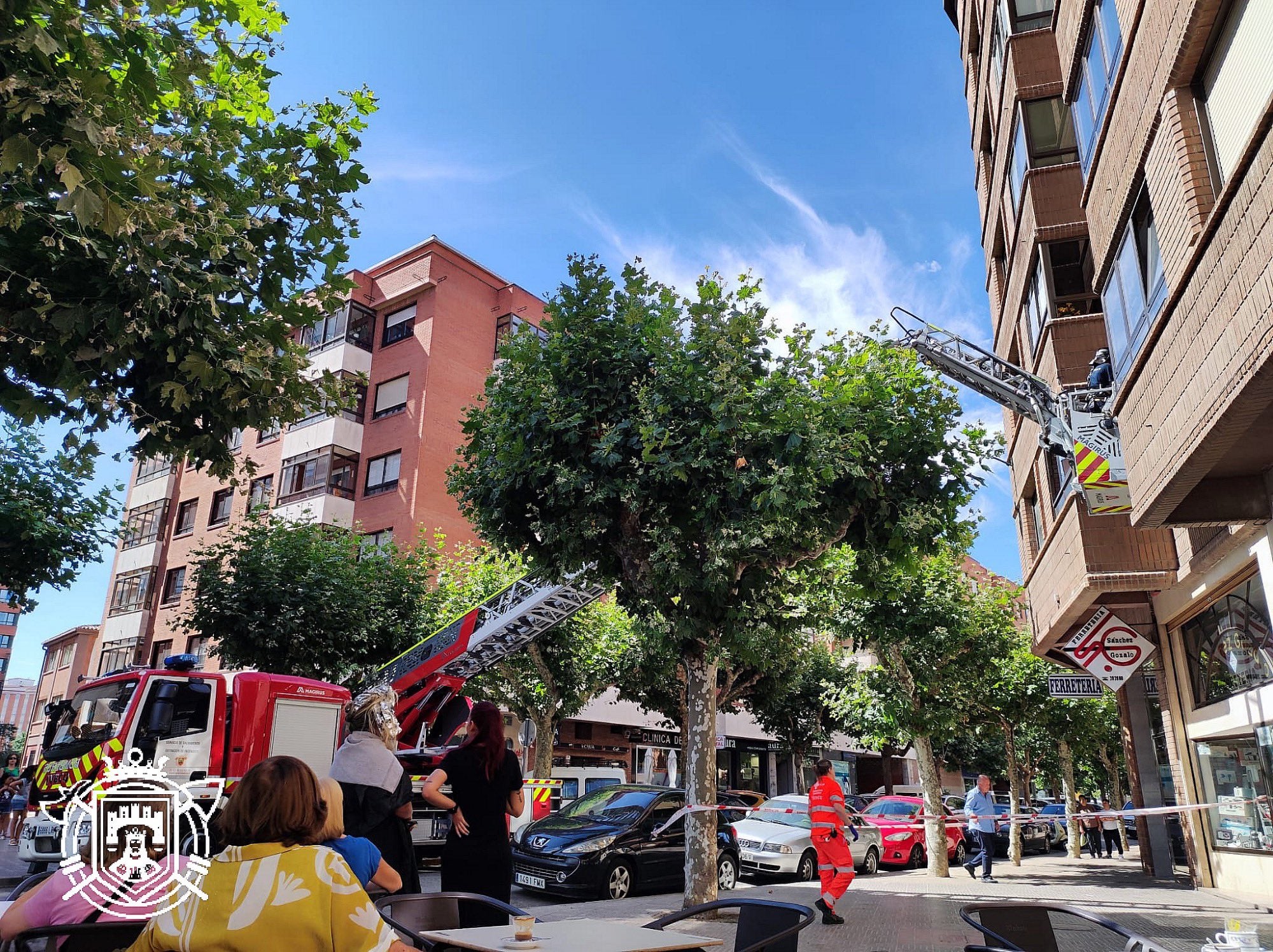 Auxilian en Burgos a través de una ventana a una persona enferma