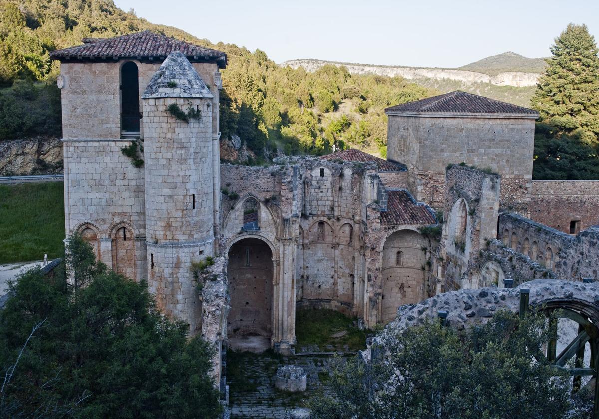 Imagen principal - Monasterio de San Pedro de Arlanza y cementerio de Sad Hill, escenarios de rodaje de 'El bueno, el feo y el malo'.