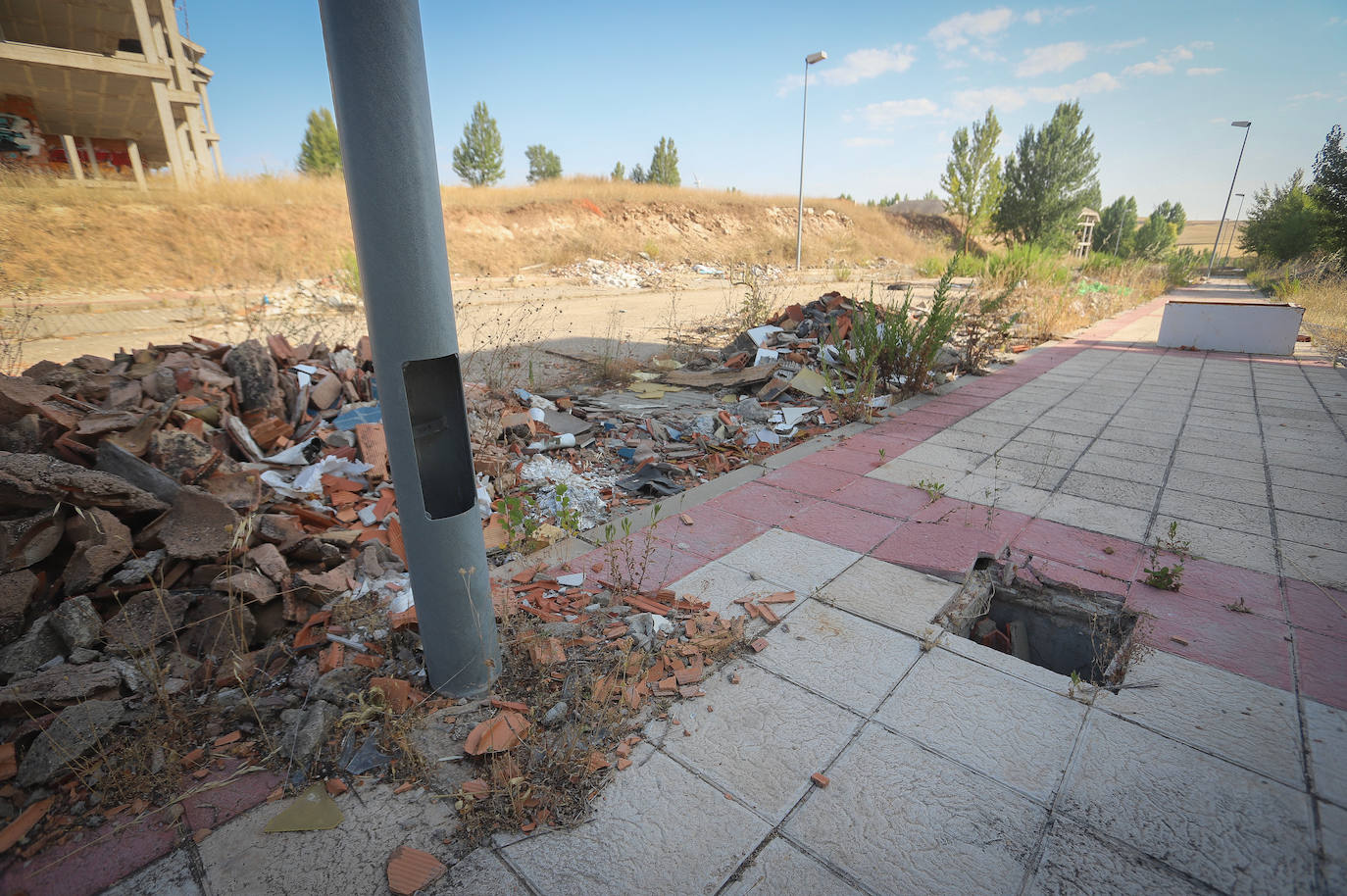 Urbanizaciones fantasma en Burgos: cementerios de hormigón y escombros