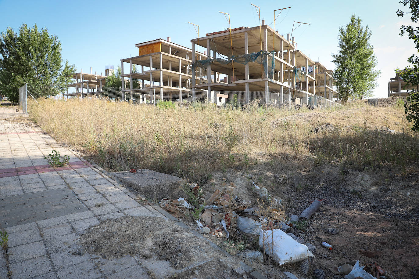 Urbanizaciones fantasma en Burgos: cementerios de hormigón y escombros