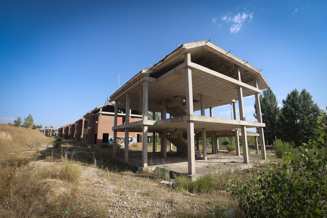 Urbanizaciones fantasma en Burgos: cementerios de hormigón y escombros