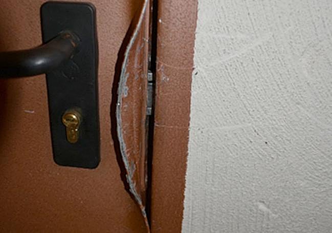 Imagen de una de las cerraduras forzadas.