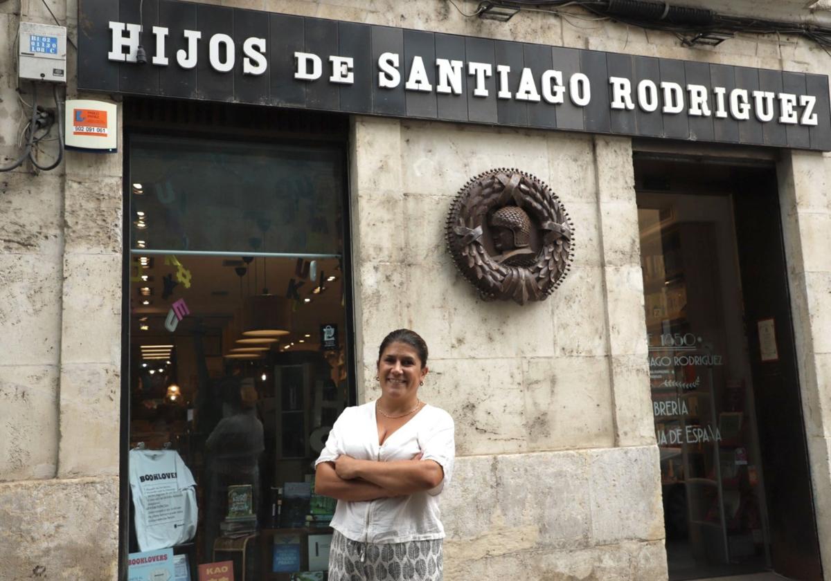 Lucía Alonso, sexta en la generación de libreros y actual regente de la librería Hijos de Santiago Rodríguez.