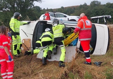 Excarcelan a una mujer tras volcar su coche en Burgos