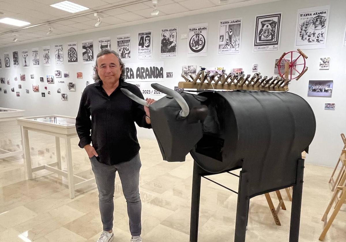 El presidente de Tierra Aranda, Héctor Díez, posa con el toro de fuego.