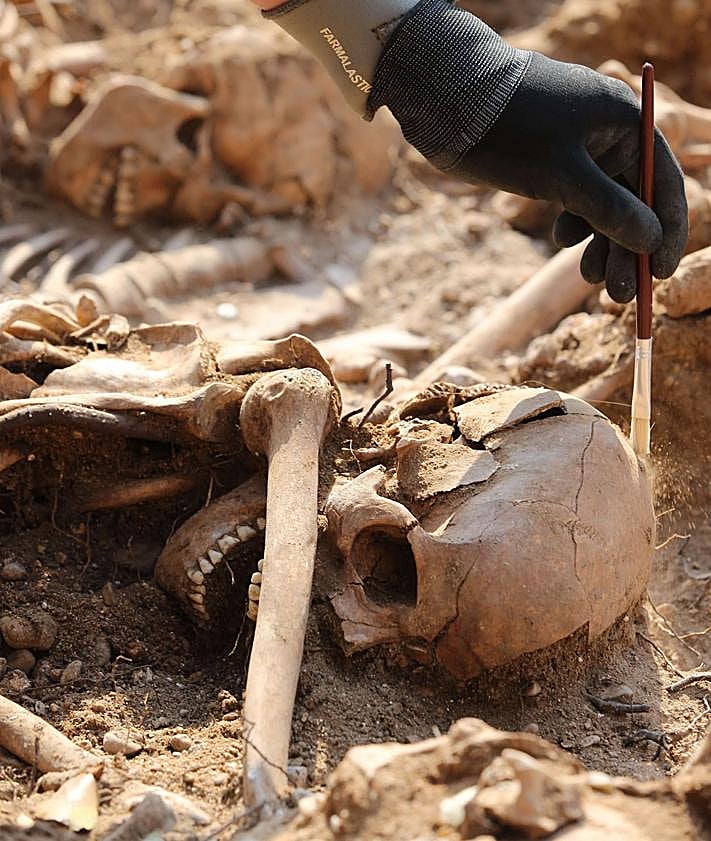 Imagen secundaria 2 - Trabajos de exhumación en las fosas del monte de Estépar. 