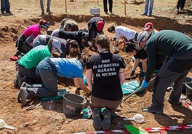 Trabajos de exhumación en una de las fosas del monte Estépar.