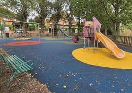 Parque infantil en el barrio de Burgos de Villatoro.