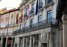 Fachada principal del Ayuntamiento de Burgos.