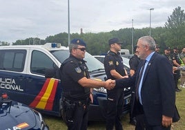 Pedro de la Fuente, subdelegado del Gobierno en Burgos, saluda a una de los agentes que participará en la seguridad de Ebrovisión.