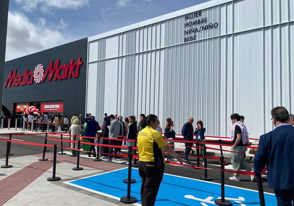 Primer día de apertura de MediaMarkt en Burgos.