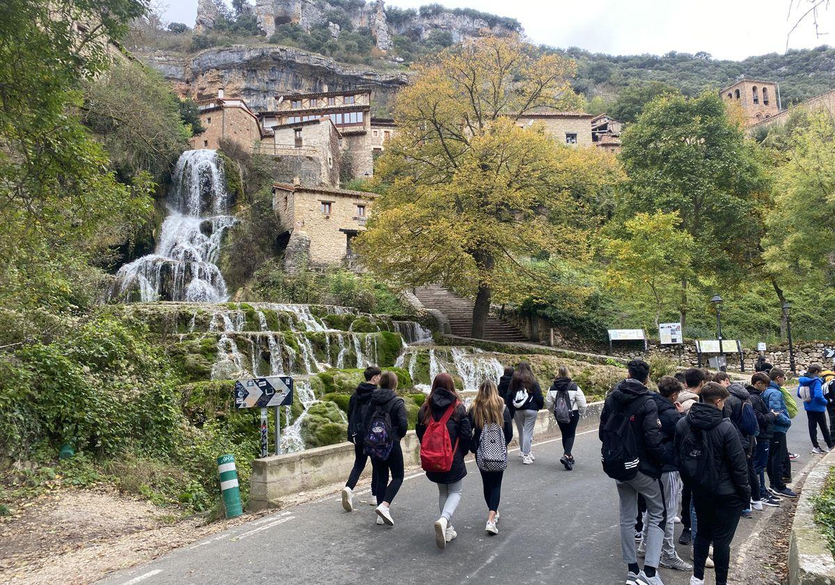 Alumnos visitan la localidad de Orbaneja del Castillo.