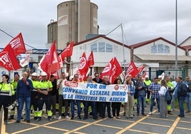 Decenas de trabajadores se han concentrado en las inmediaciones de la Azucarera