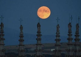 La Luna llena sale tras la Catedral de Burgos.