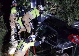 Los bomberos estabilizaron y portearon el vehículo.