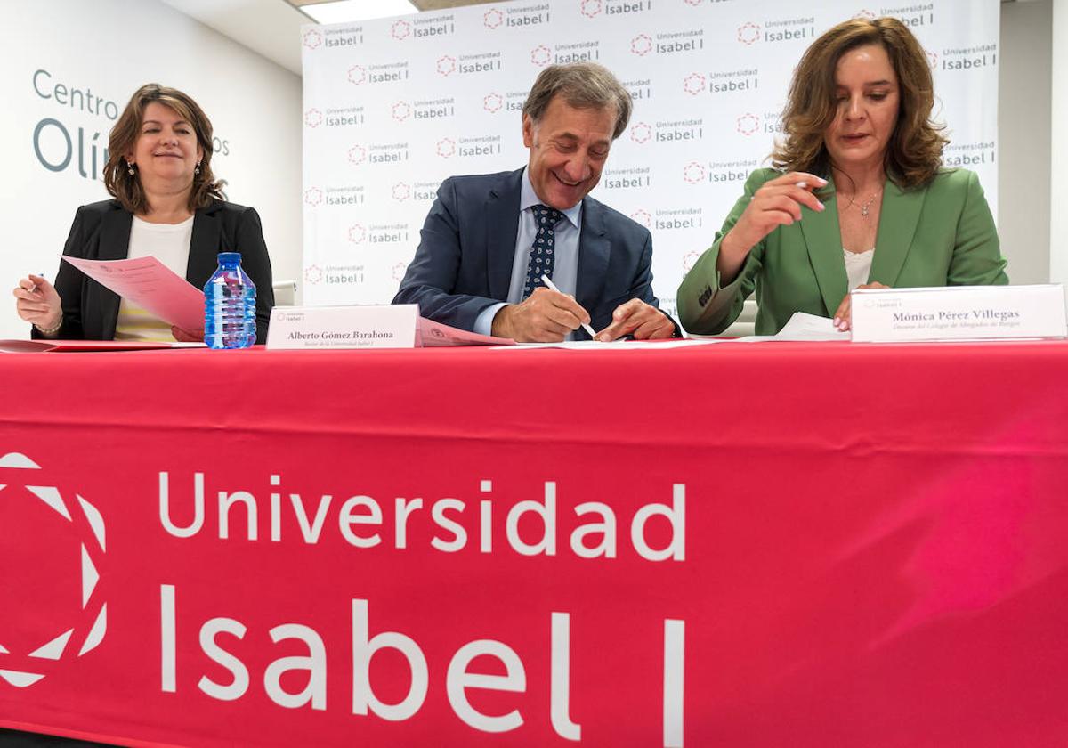 Momento de la firma del convenio entre la Universidad Isabel I y el Colegio de Abogados y el Colegio de Procuradores de Burgos.