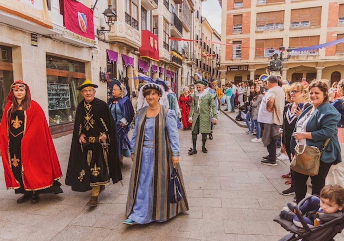 Desfile de la fiesta en Medina de Pomar.