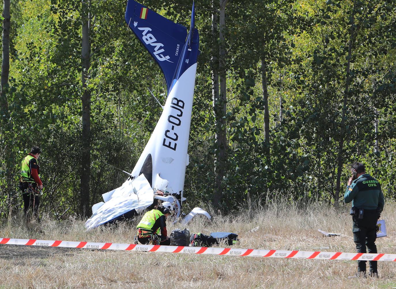 Imágenes del accidente mortal de una avioneta tras despegar en Burgos