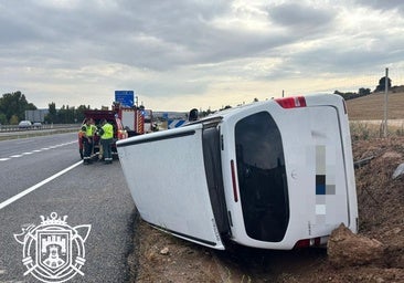 Dos heridos y un perro rescatado en un vuelco lateral en Burgos