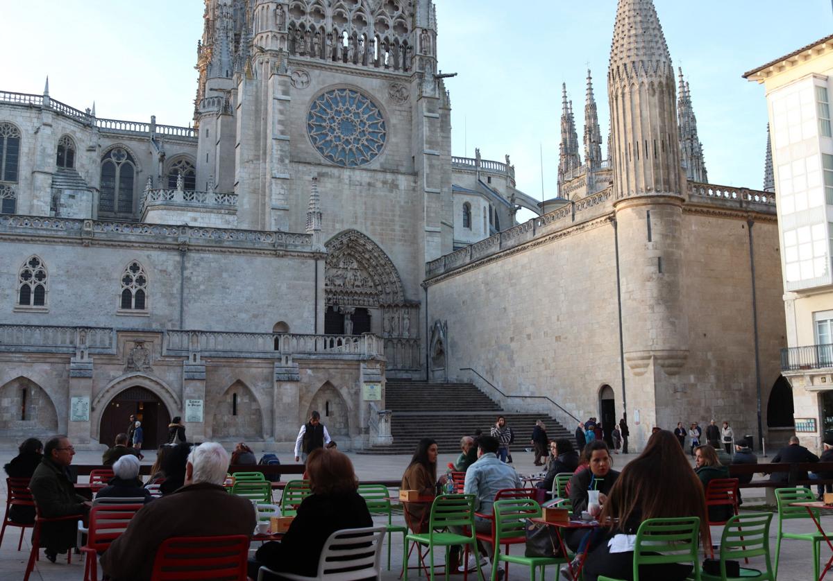 Gente en Burgos charlando a los pies de la Catedral.