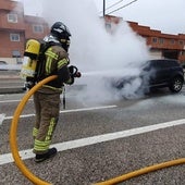 Susto en el polígono de Villalbilla al incendiarse un turismo en la carretera