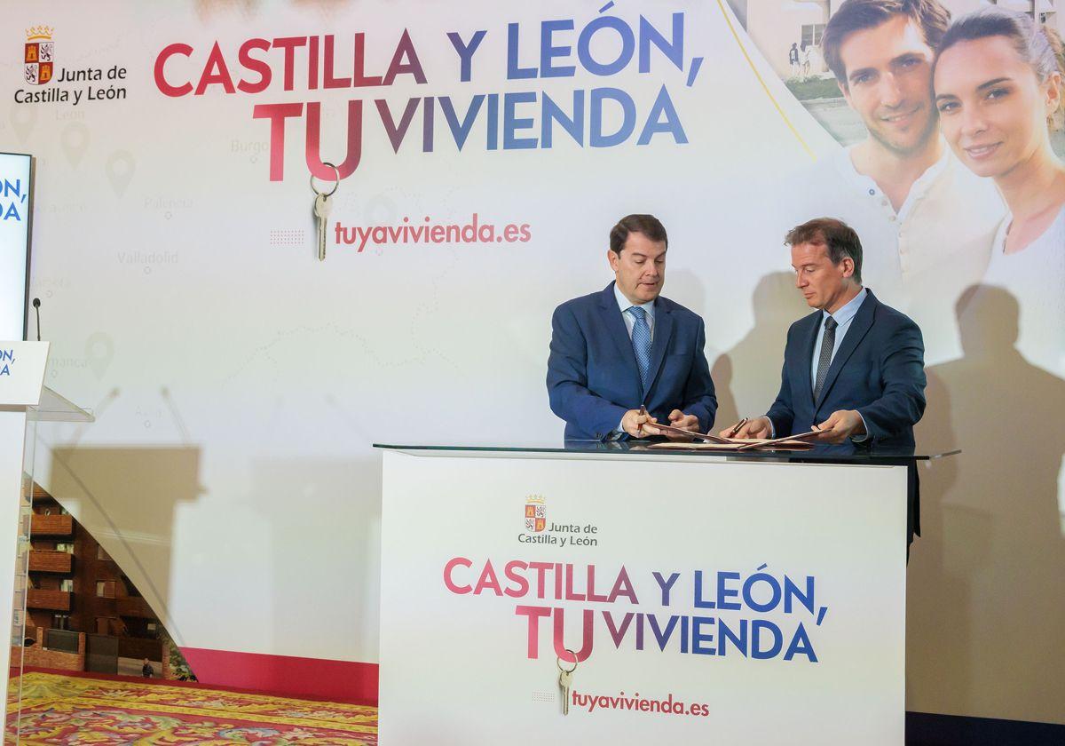 El presidente de la Junta de Castilla y León, Alfonso Fernández Mañueco, y el presidente de la Diputación de Burgos, Borja Suárez, tras la firma del acuerdo.