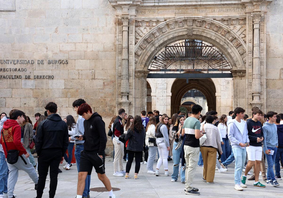 Estudiantes a las puertas de la Universidad de Burgos.