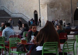 Gente en Burgos charlando a los pies de la Catedral.