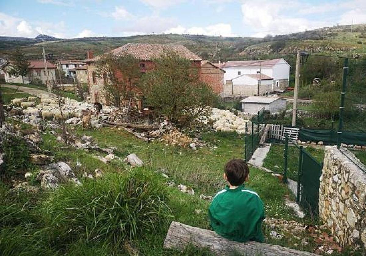 Un niño en un pueblo.