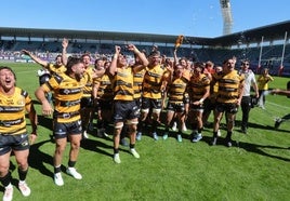 El equipo celebra la victoria.