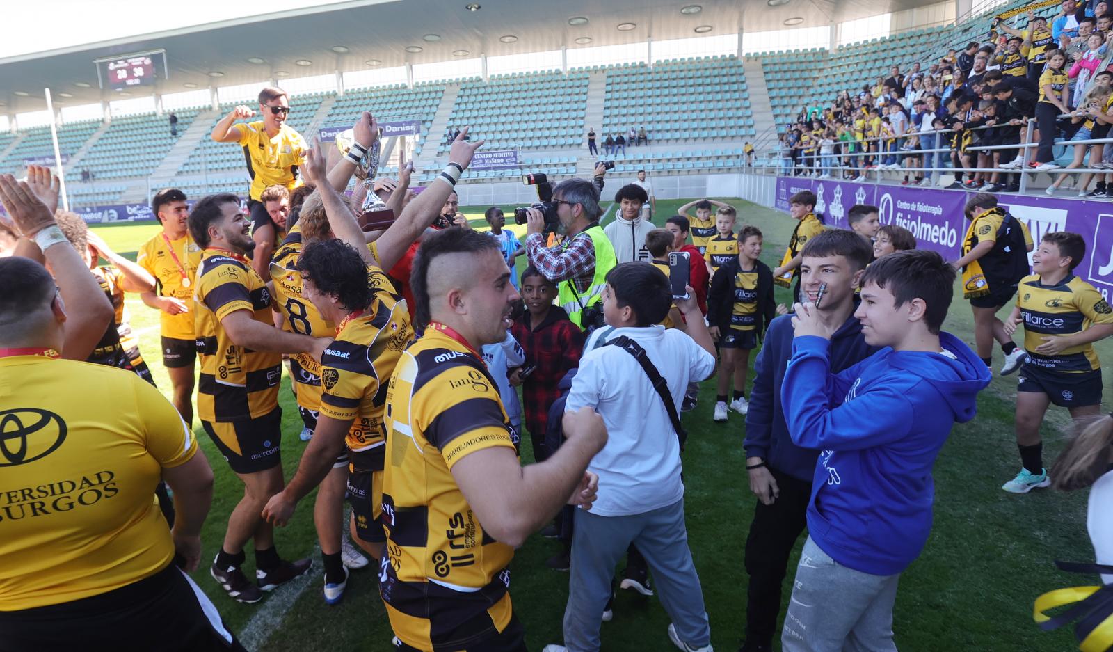 El Recoletas Burgos Caja Rural vuelve a alzar la Supercopa de España