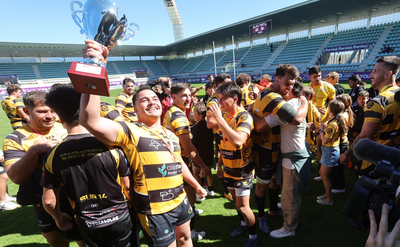 El Recoletas Burgos Caja Rural vuelve a alzar la Supercopa de España