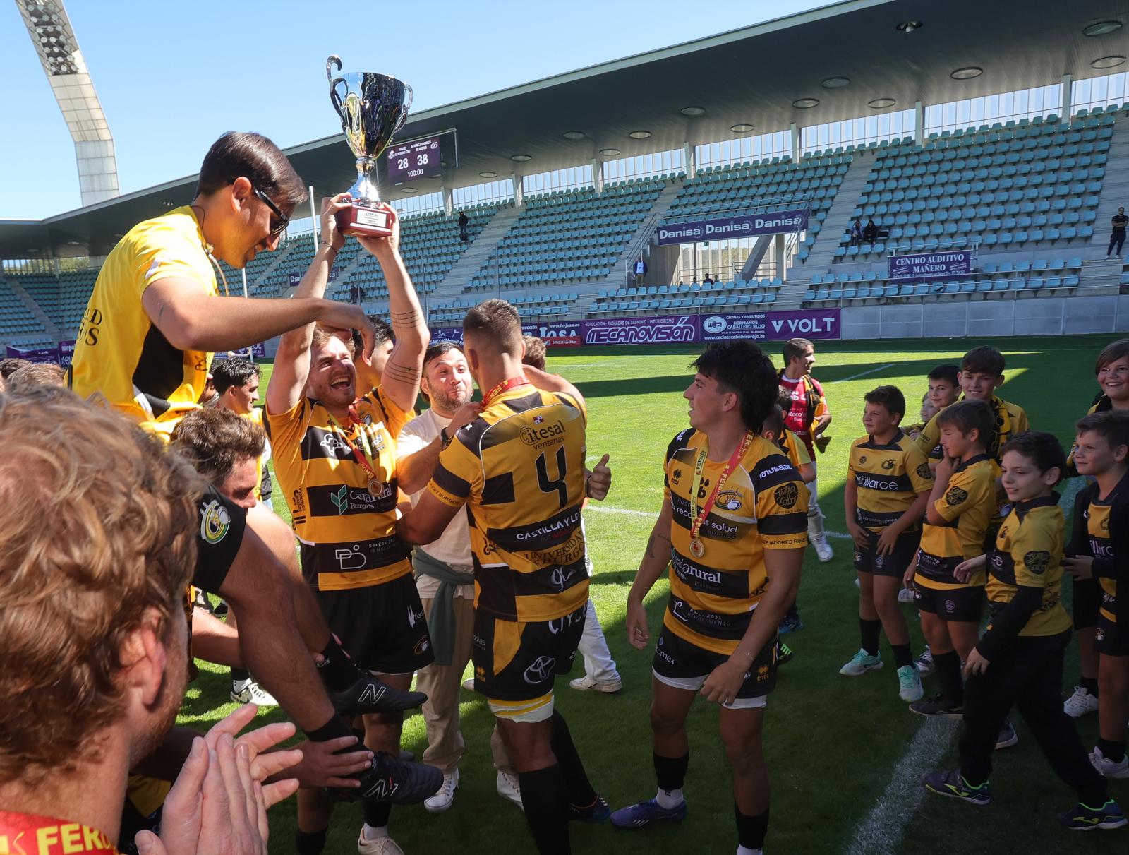 El Recoletas Burgos Caja Rural vuelve a alzar la Supercopa de España