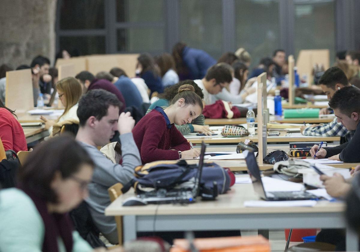 Estudiantes en un aula de estudio.