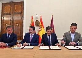 Firma del Protocolo de Colabración con el Consejero de Medio Ambiente, Vivienda y Ordenación del Territorio, Carlos Suárez-Quiñones Fernández, el de Economía y Hacienda, Carlos Javier Fernández Carriedo, y el alcalde de Melgar de Fernamental, Raúl Guantes Callejas.