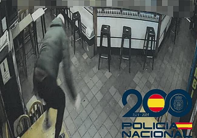 Uno de los asaltantes entra en uno de los bares robados.