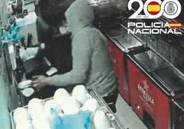 Las cámaras de seguridad captan a uno de los asaltantes en el interior del bar.