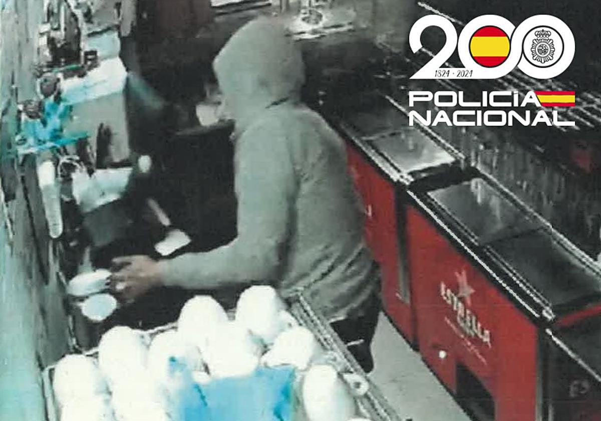 Las cámaras de seguridad captan a uno de los asaltantes en el interior del bar.