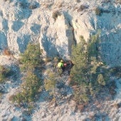 Rescatan a un senderista extraviado en un risco y aferrado a un árbol en Silos