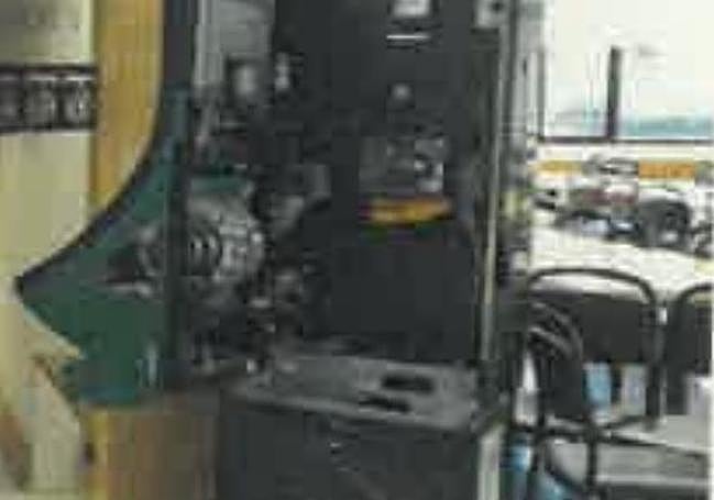 Máquina tragaperras forzada en uno de los bares.