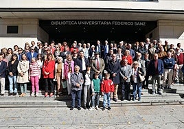 Miembros de la comunidad universitaria ante la Biblioteca Universitaria Federico Sanz.
