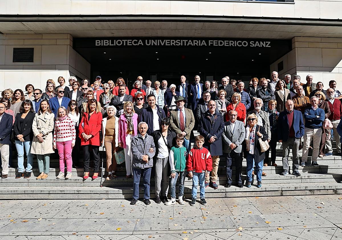 Miembros de la comunidad universitaria ante la Biblioteca Universitaria Federico Sanz.