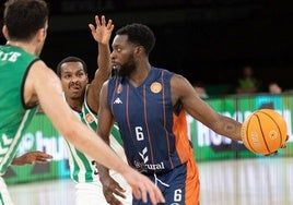 Encuentro disputado en Sevilla entre el Real Betis Baloncesto y el Tizona Burgos.