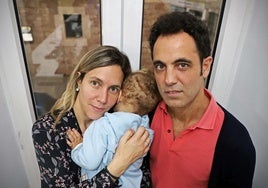 Elsa Martínez y Diego Burgos junto a su hijo Leo.