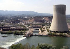 Instalaciones de la central nuclear Ascó-II junto al río Ebro.