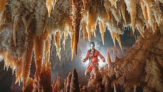 La fotografía 'The Roots of Paradise' de Rémi Flament se lleva el premio Espeleólogo de Barro 2024